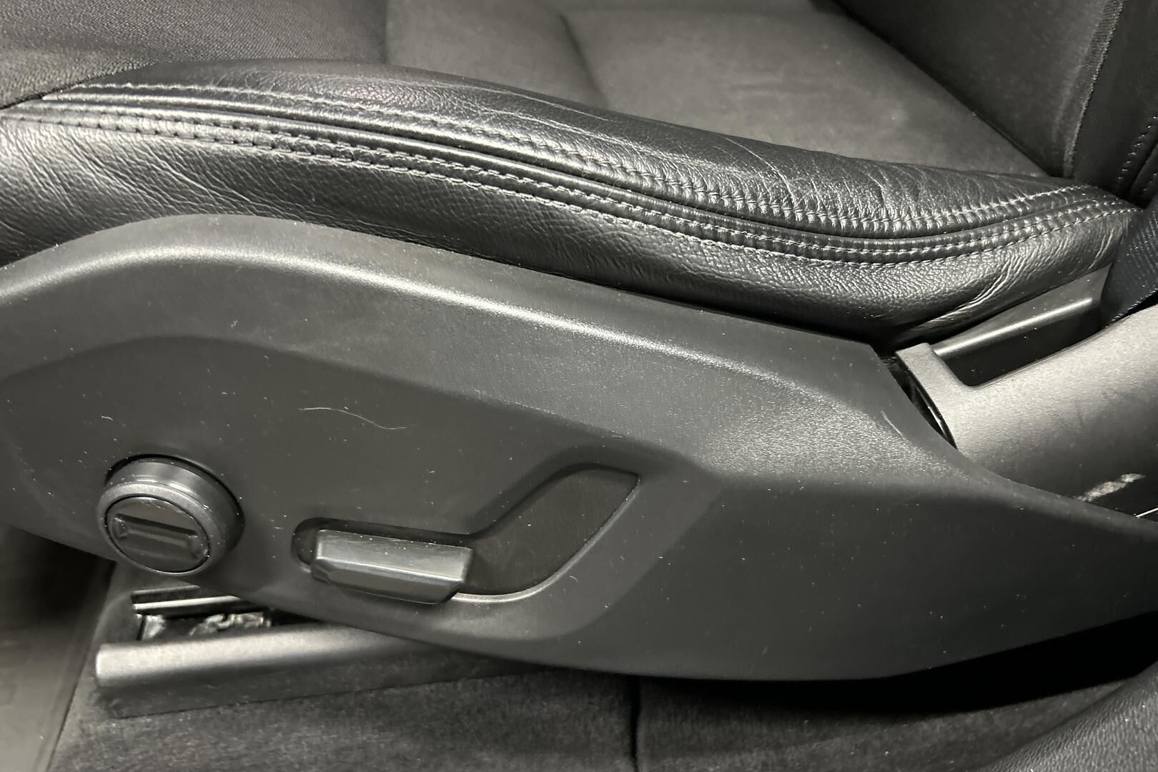Volvo XC60 iso kuva 25