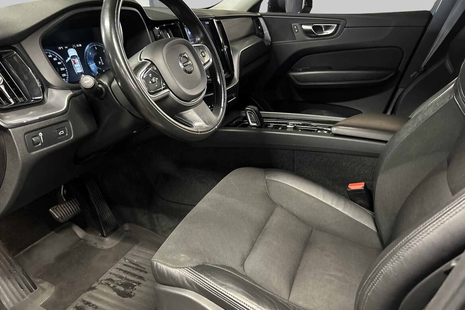Volvo XC60 iso kuva 9