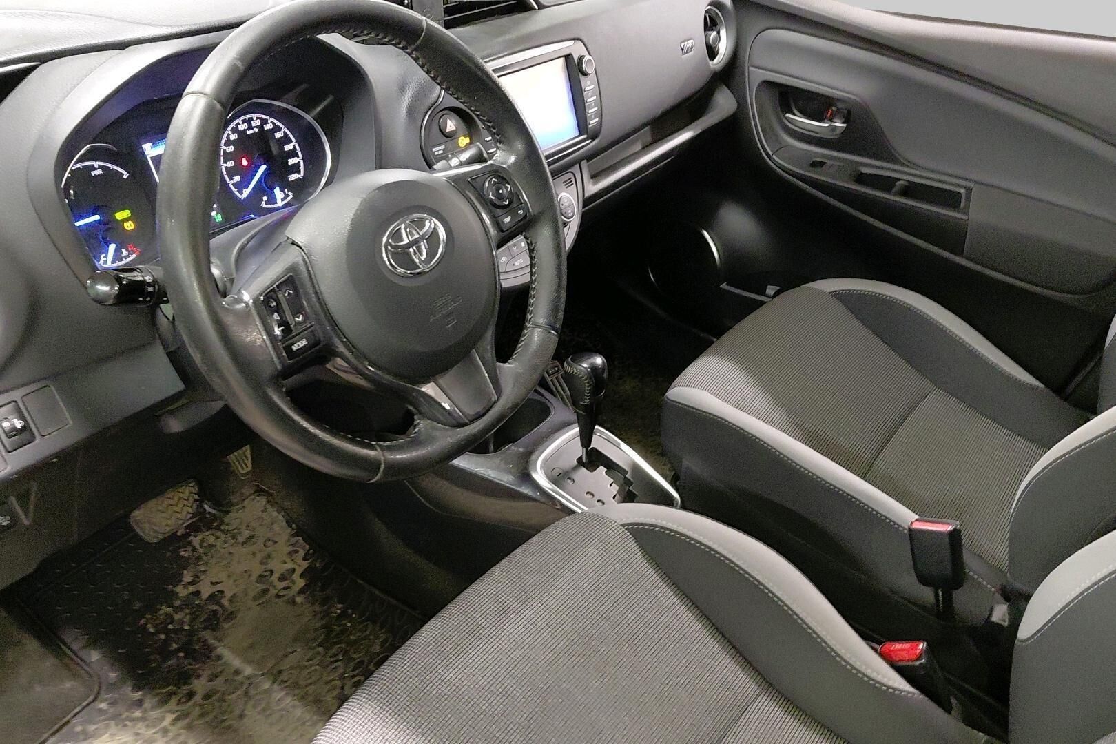 Toyota Yaris iso kuva 2