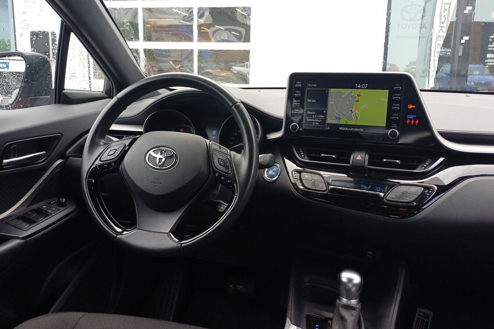 Toyota C-HR iso kuva 1