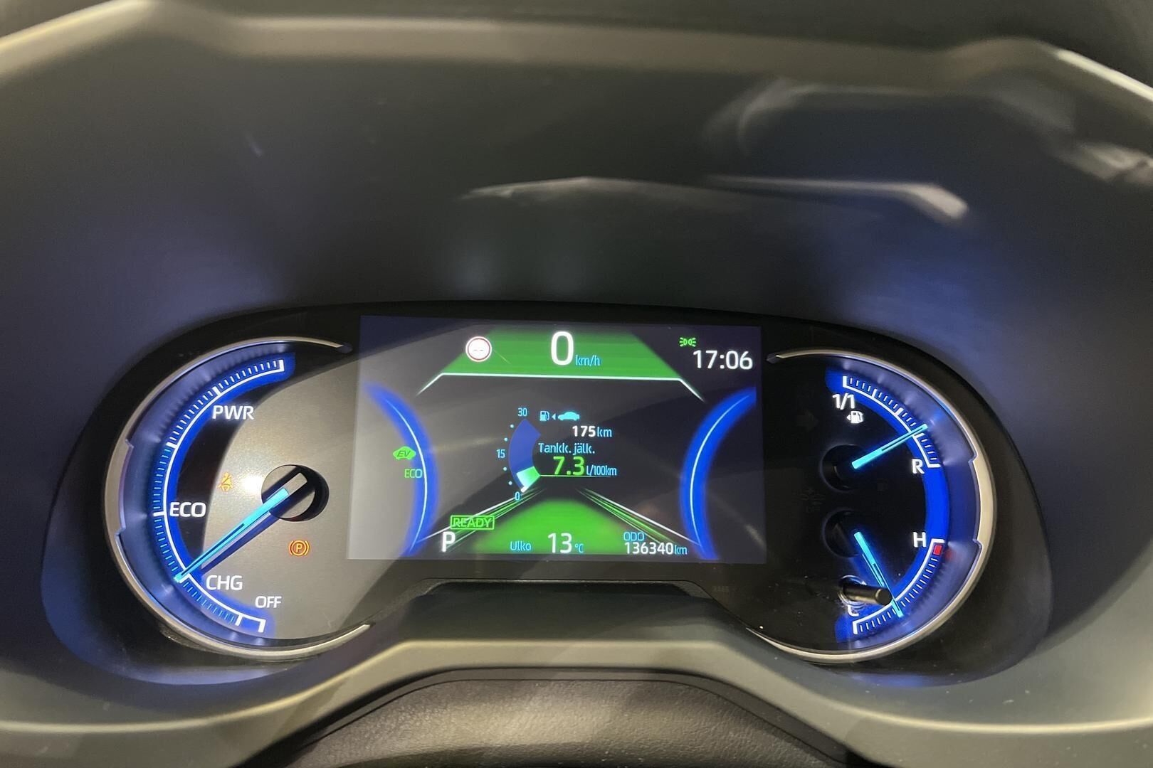 Toyota RAV4 iso kuva 14