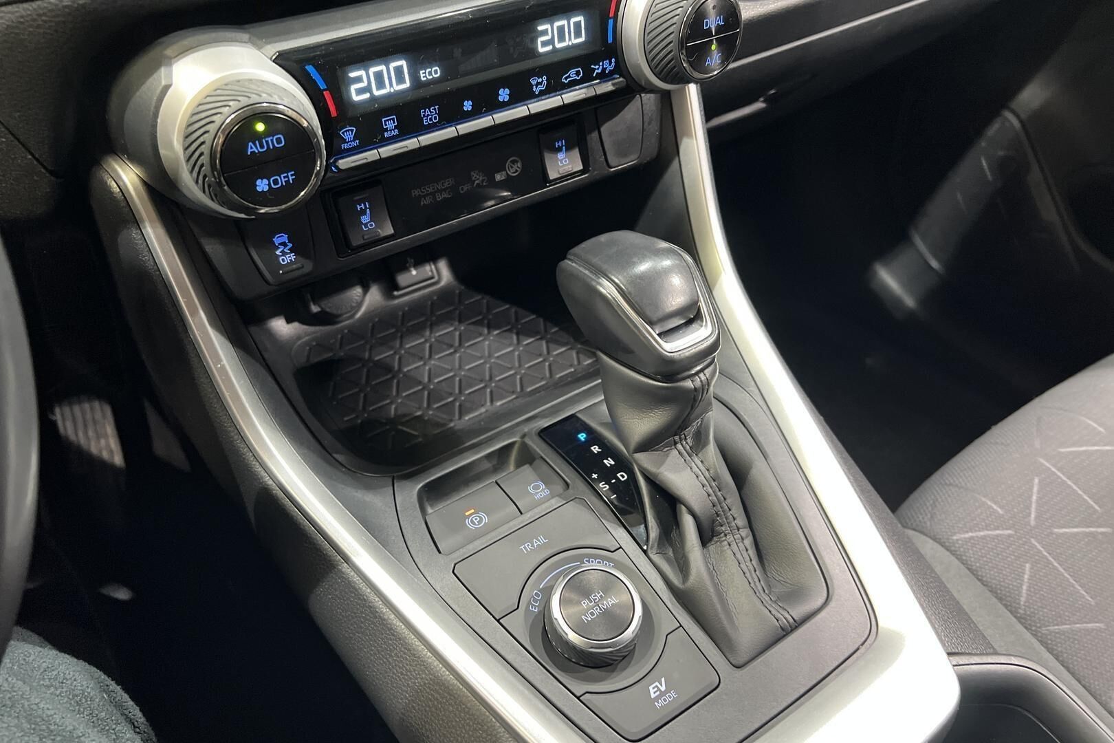 Toyota RAV4 iso kuva 19