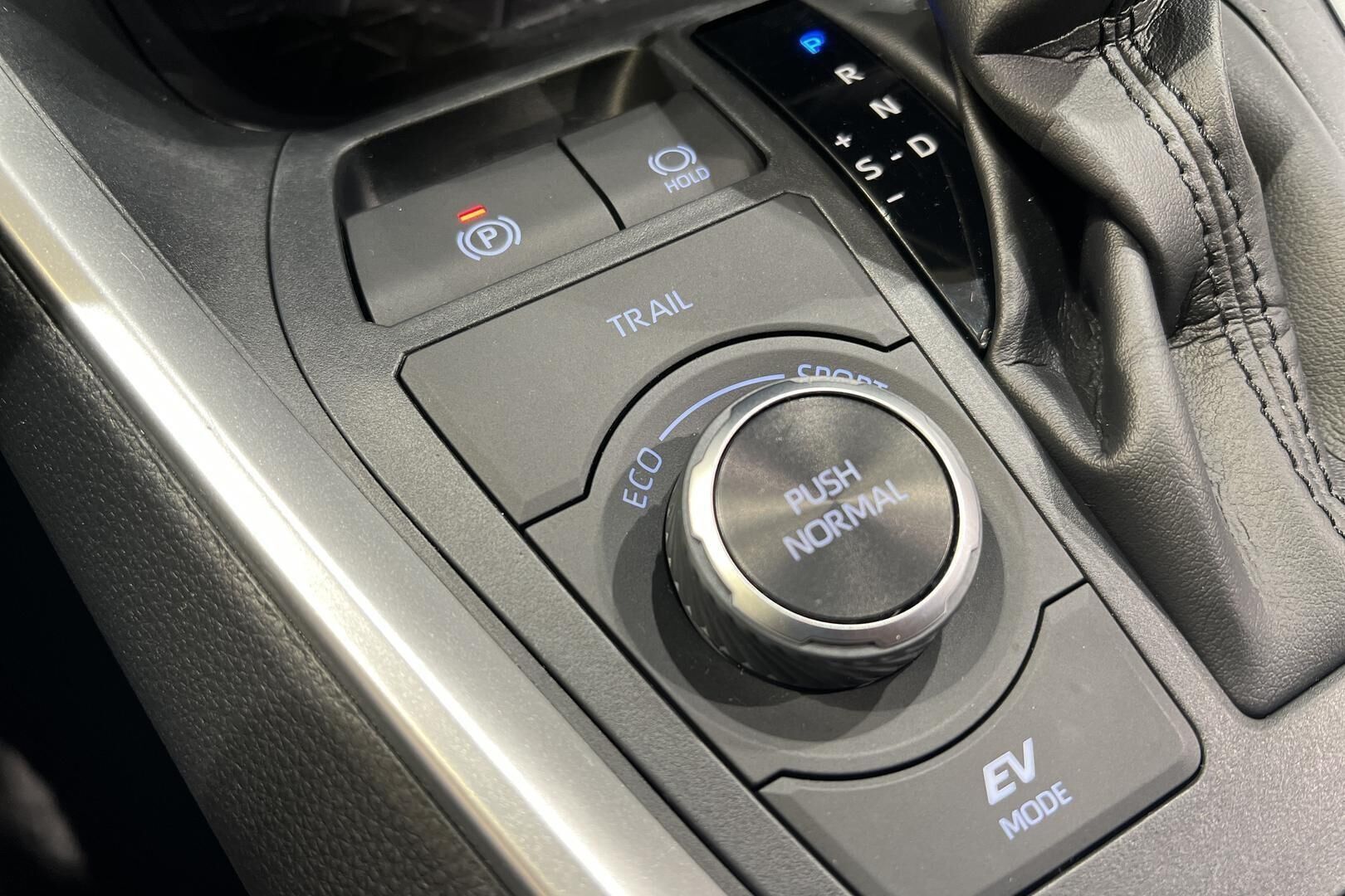 Toyota RAV4 iso kuva 20