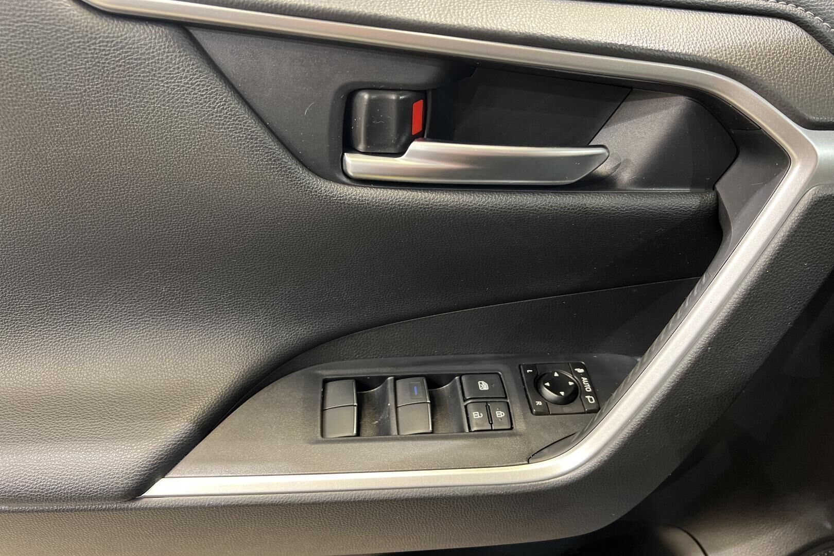 Toyota RAV4 iso kuva 25