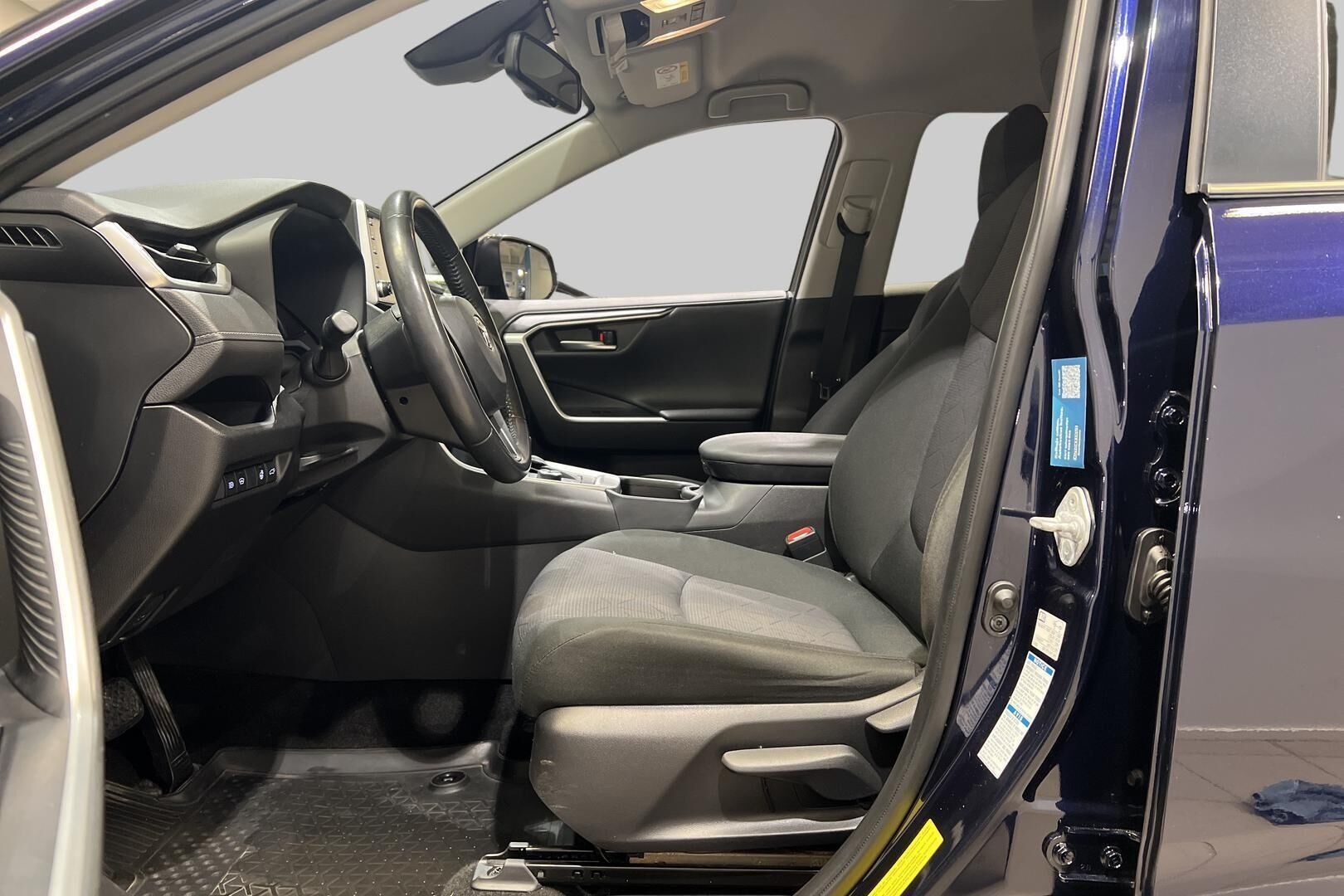 Toyota RAV4 iso kuva 9