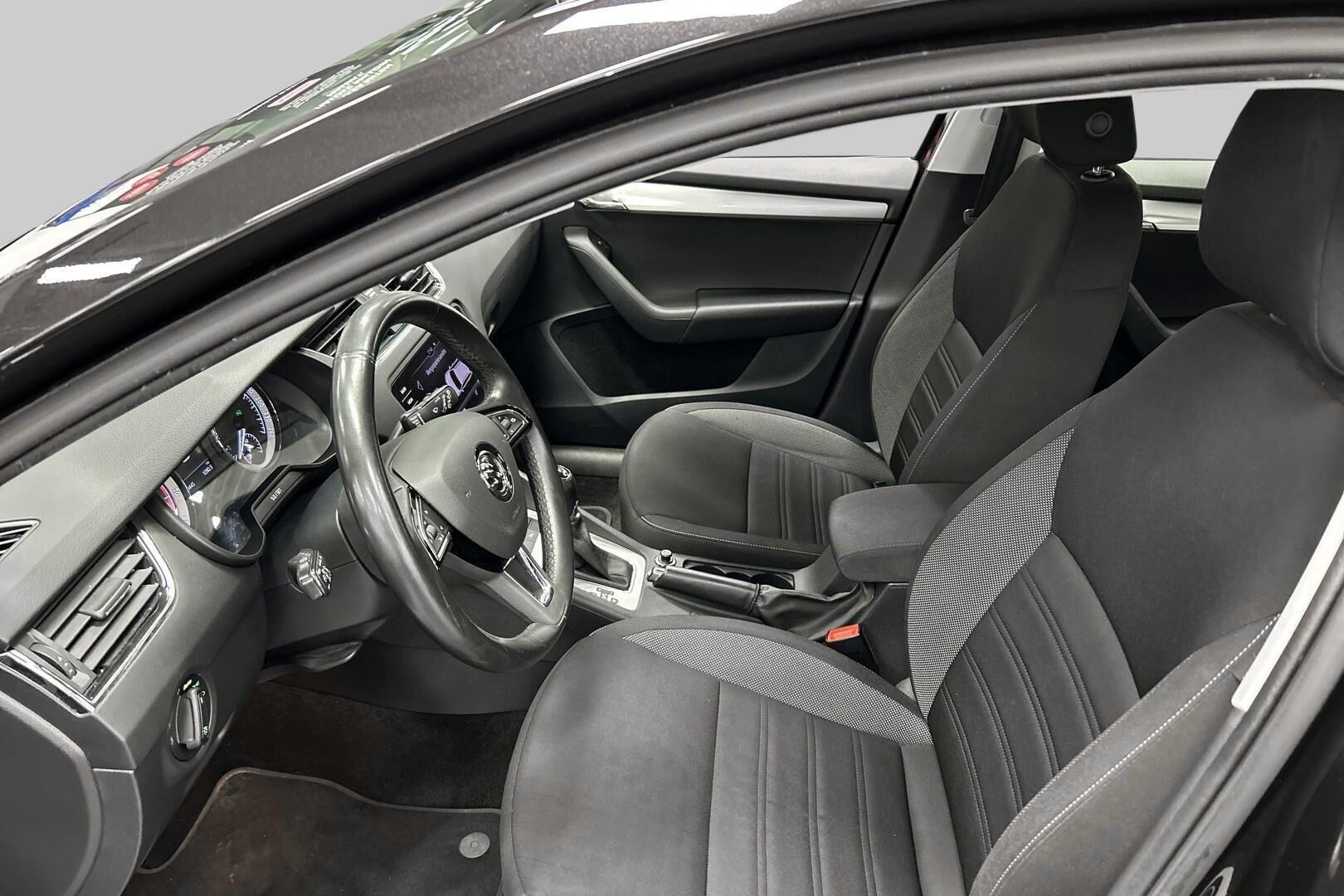 Skoda Octavia iso kuva 9