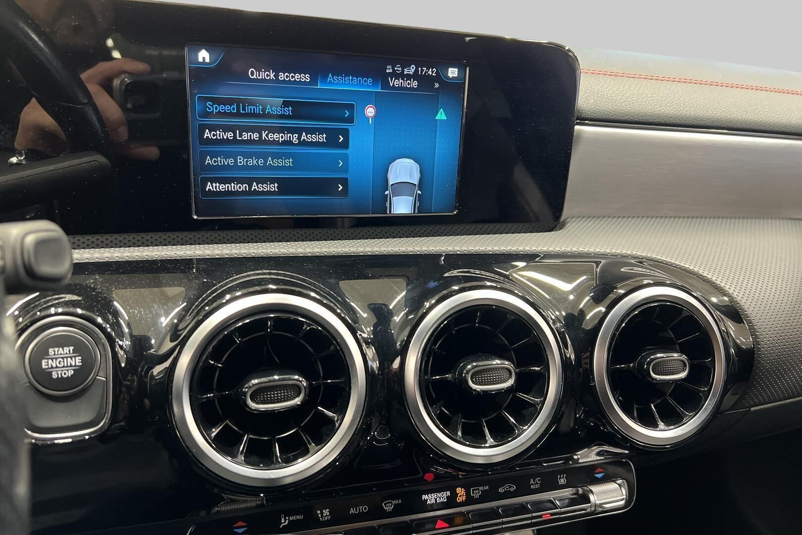 Mercedes-Benz CLA iso kuva 17