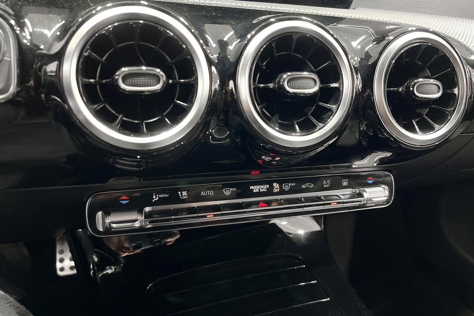Mercedes-Benz CLA iso kuva 22