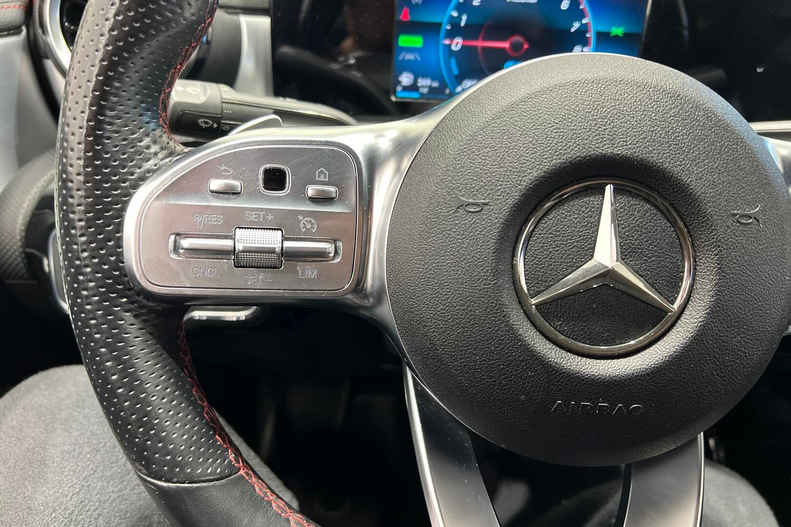 Mercedes-Benz CLA iso kuva 27