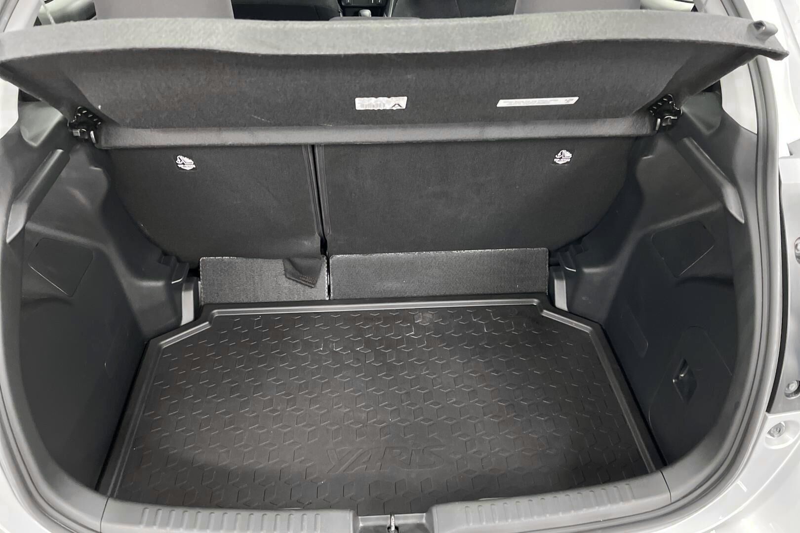 Toyota Yaris iso kuva 9