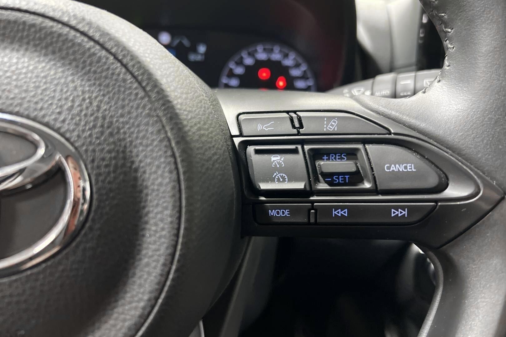 Toyota Yaris iso kuva 13