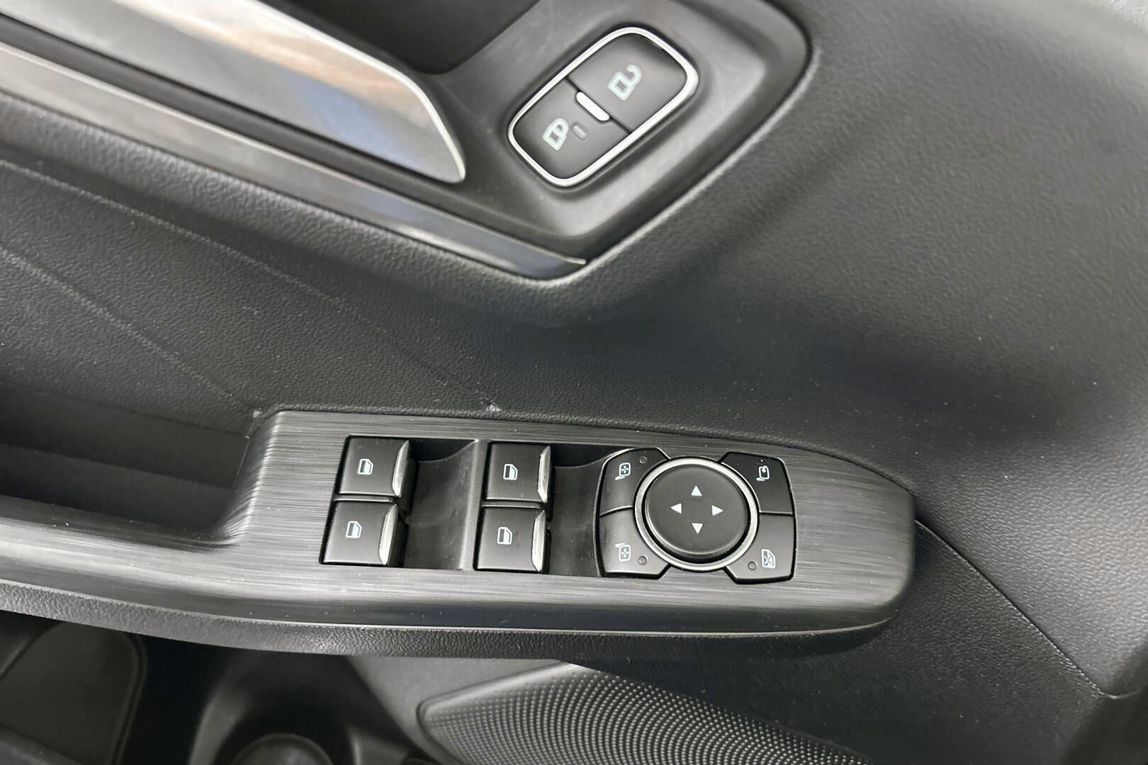 Ford Kuga iso kuva 24