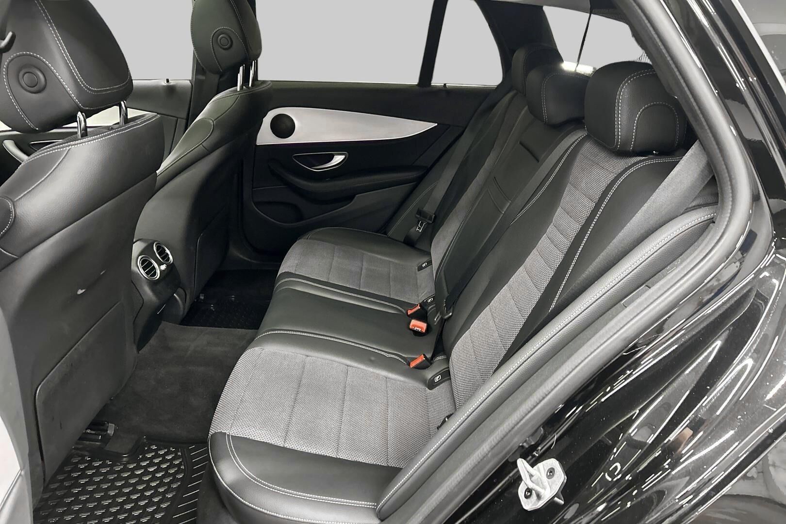 Mercedes-Benz E iso kuva 10