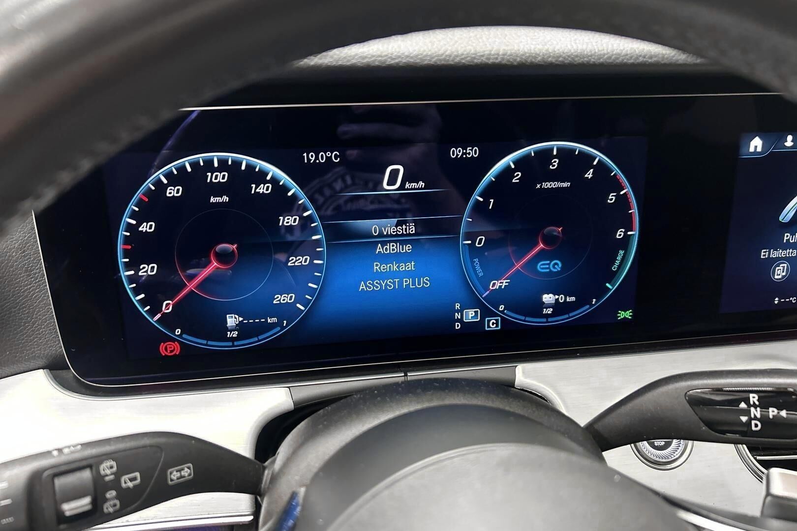 Mercedes-Benz E iso kuva 14