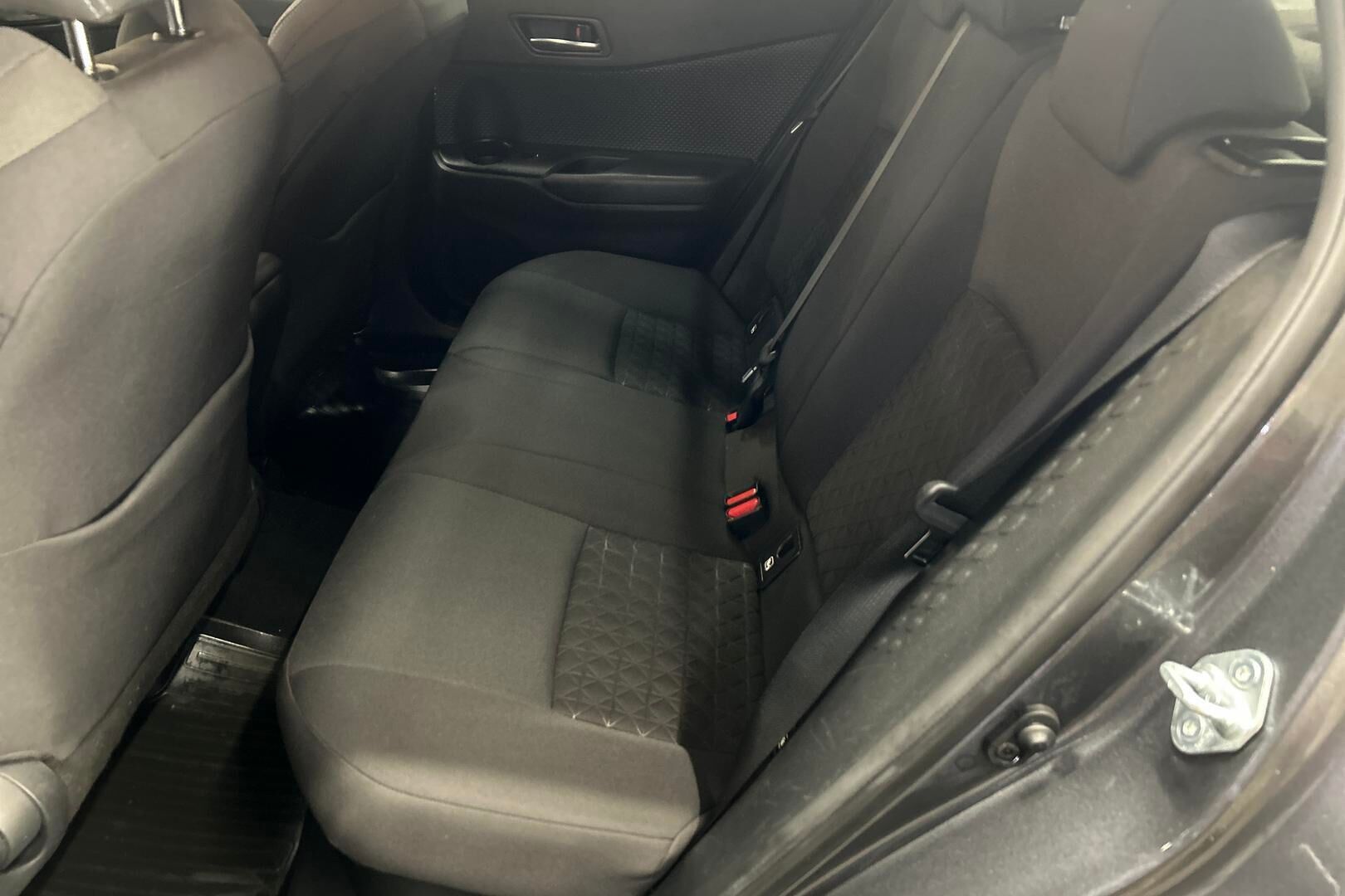 Toyota C-HR iso kuva 10