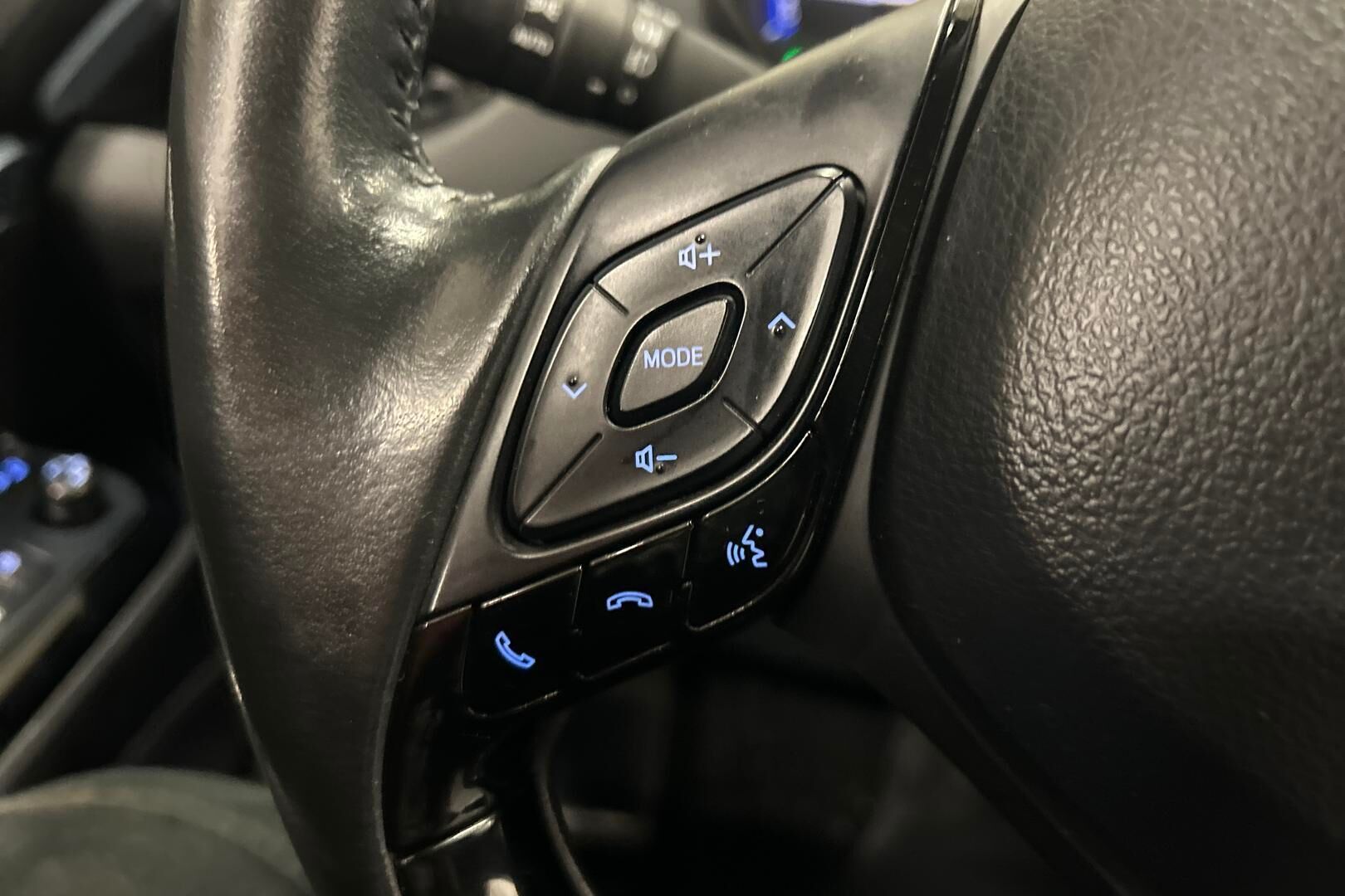 Toyota C-HR iso kuva 15