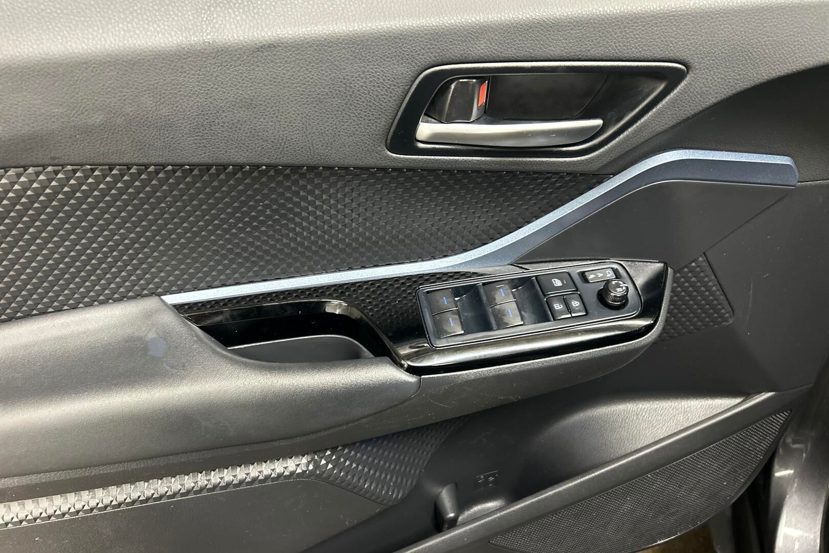 Toyota C-HR iso kuva 22