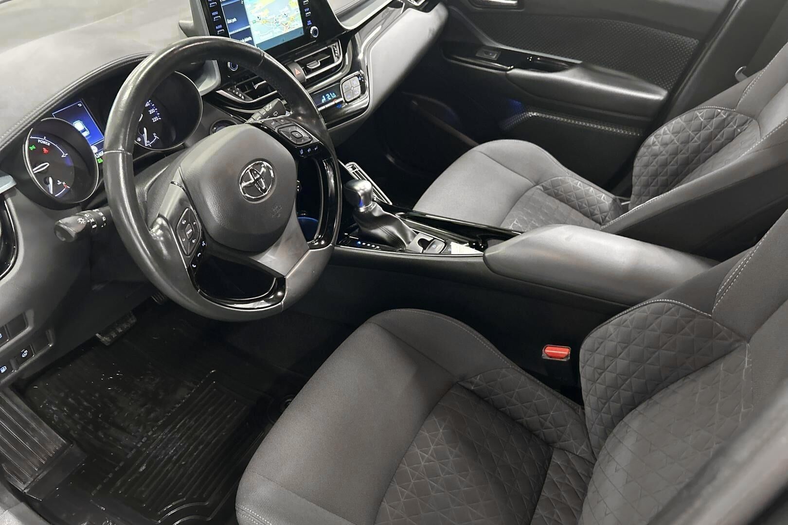 Toyota C-HR iso kuva 9
