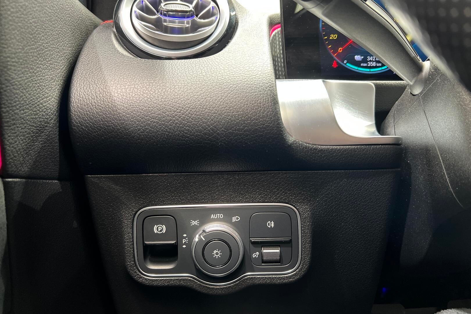 MERCEDES-BENZ EQB iso kuva 29