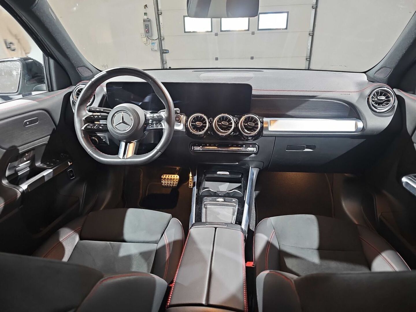 MERCEDES-BENZ EQB iso kuva 1