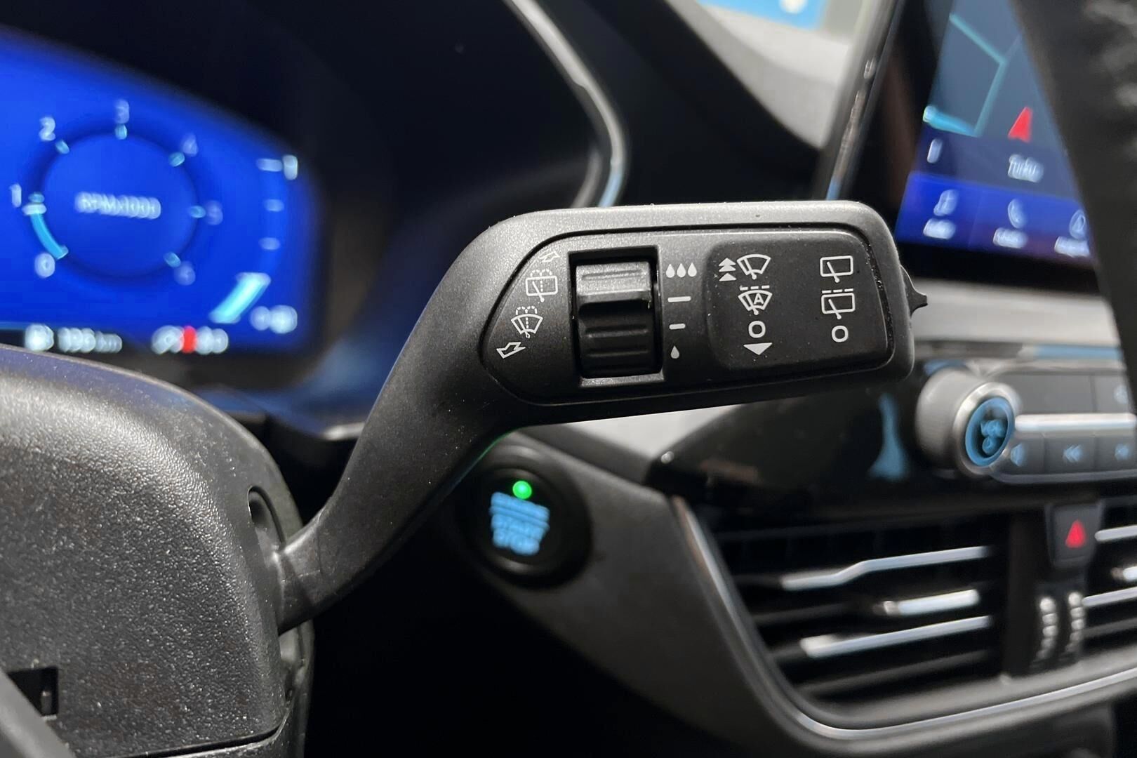 FORD KUGA iso kuva 17
