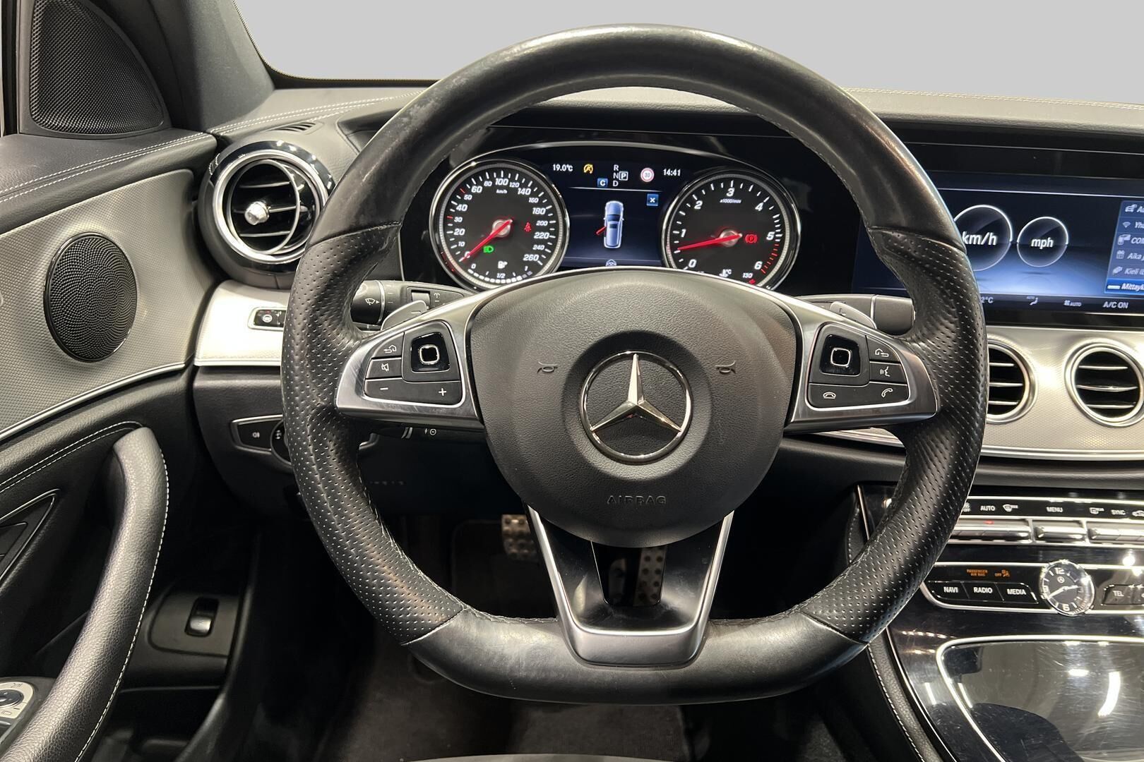 MERCEDES-BENZ E iso kuva 11