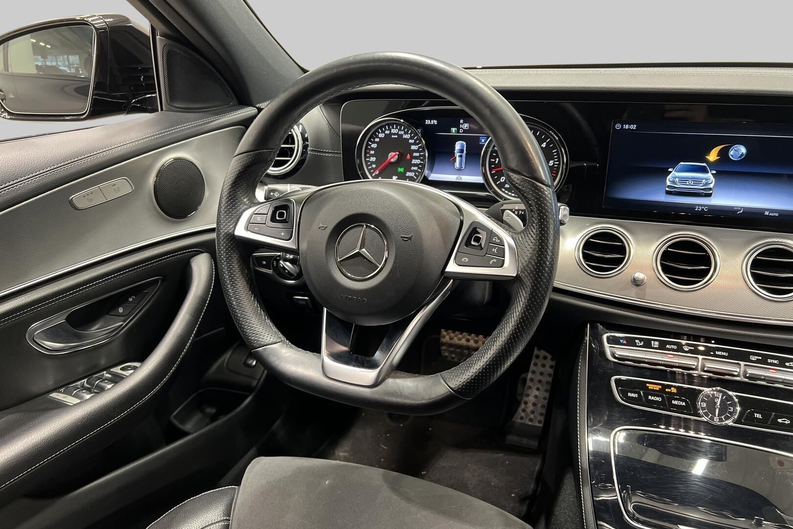 MERCEDES-BENZ E iso kuva 13