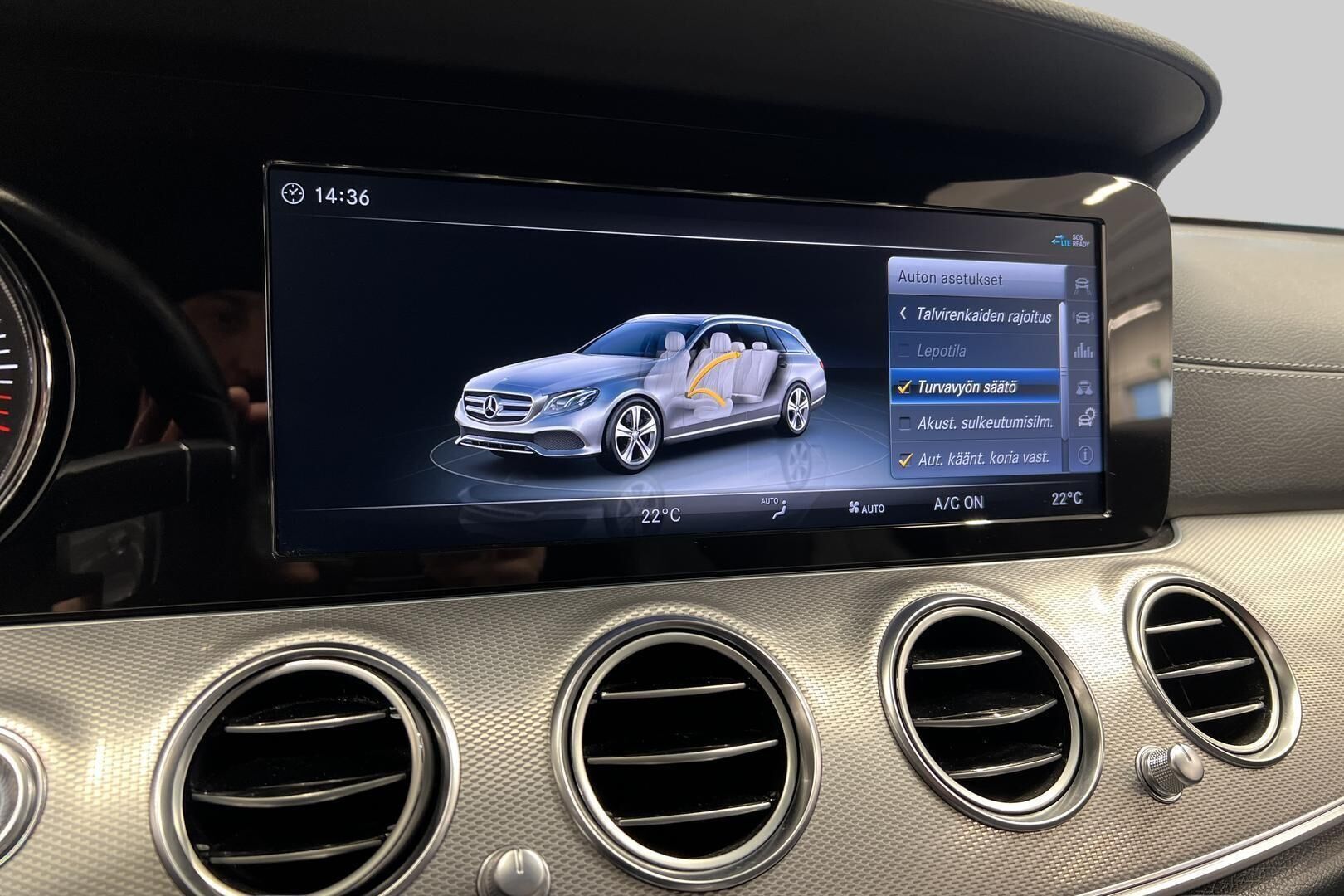 MERCEDES-BENZ E iso kuva 17