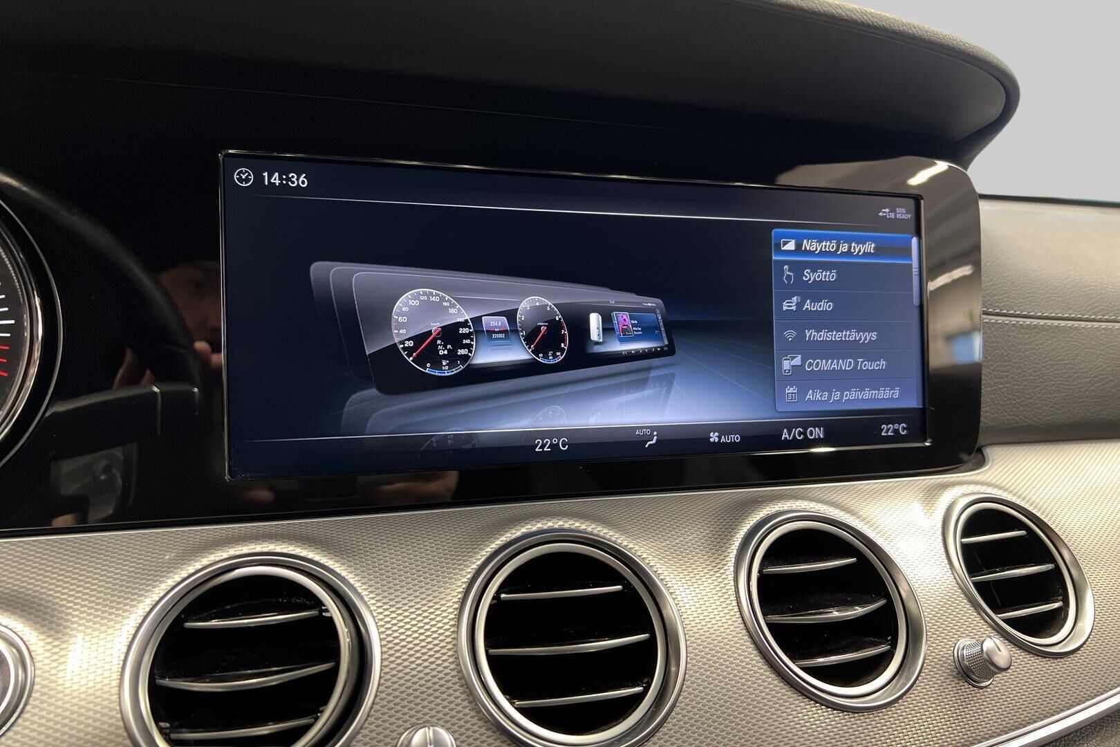 MERCEDES-BENZ E iso kuva 18