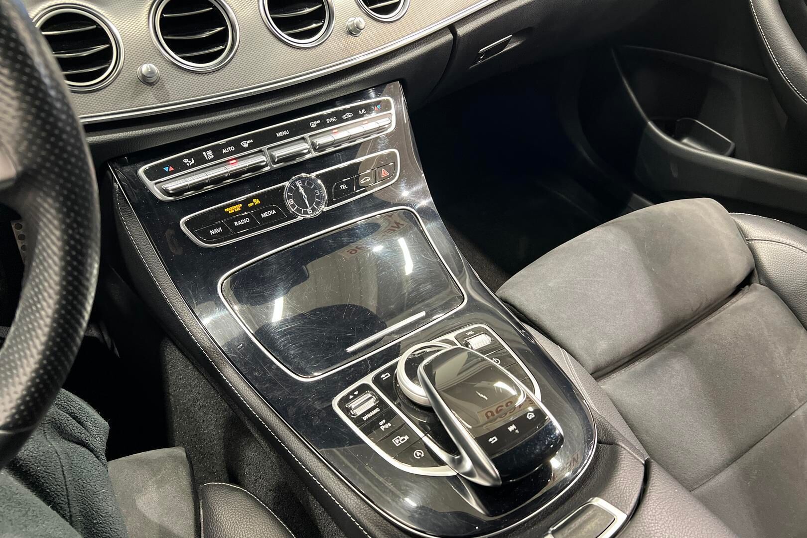 MERCEDES-BENZ E iso kuva 23