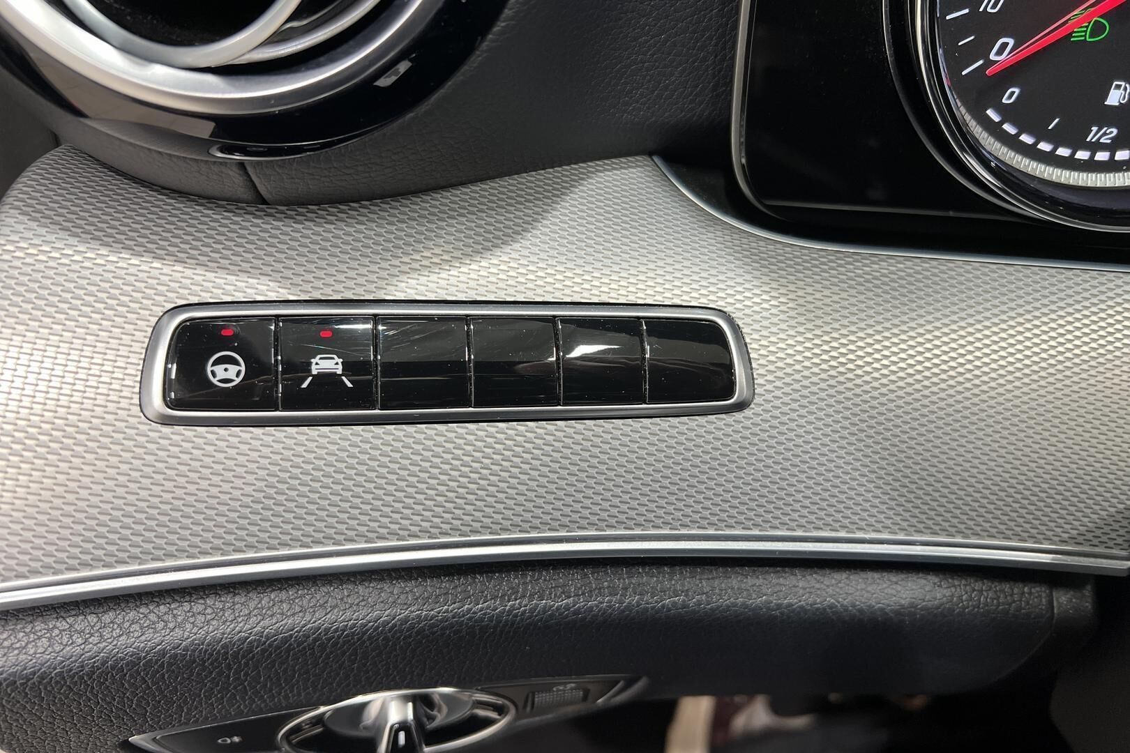 MERCEDES-BENZ E iso kuva 27