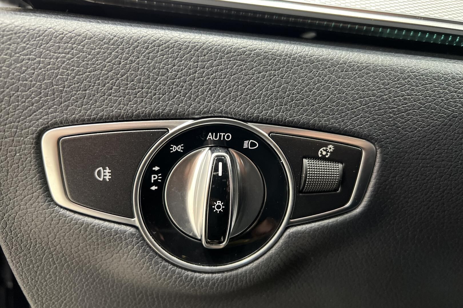 MERCEDES-BENZ E iso kuva 28