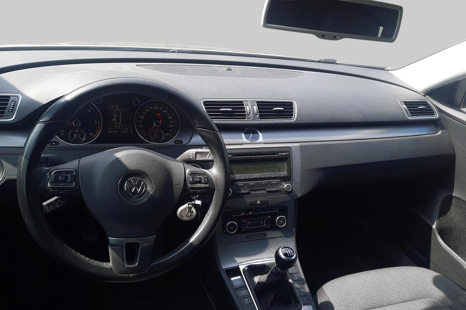 Volkswagen Passat iso kuva 1