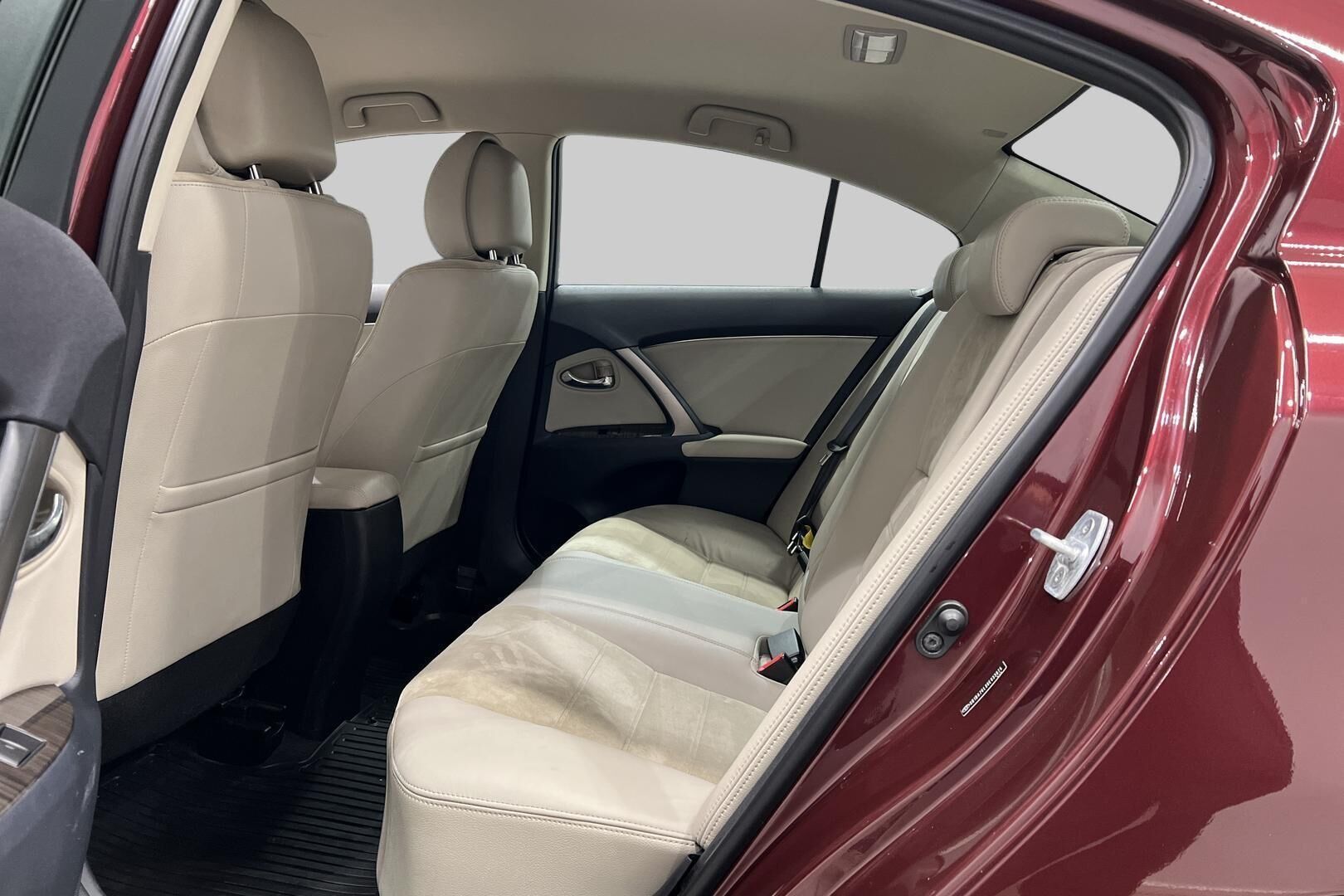 Toyota Avensis iso kuva 8