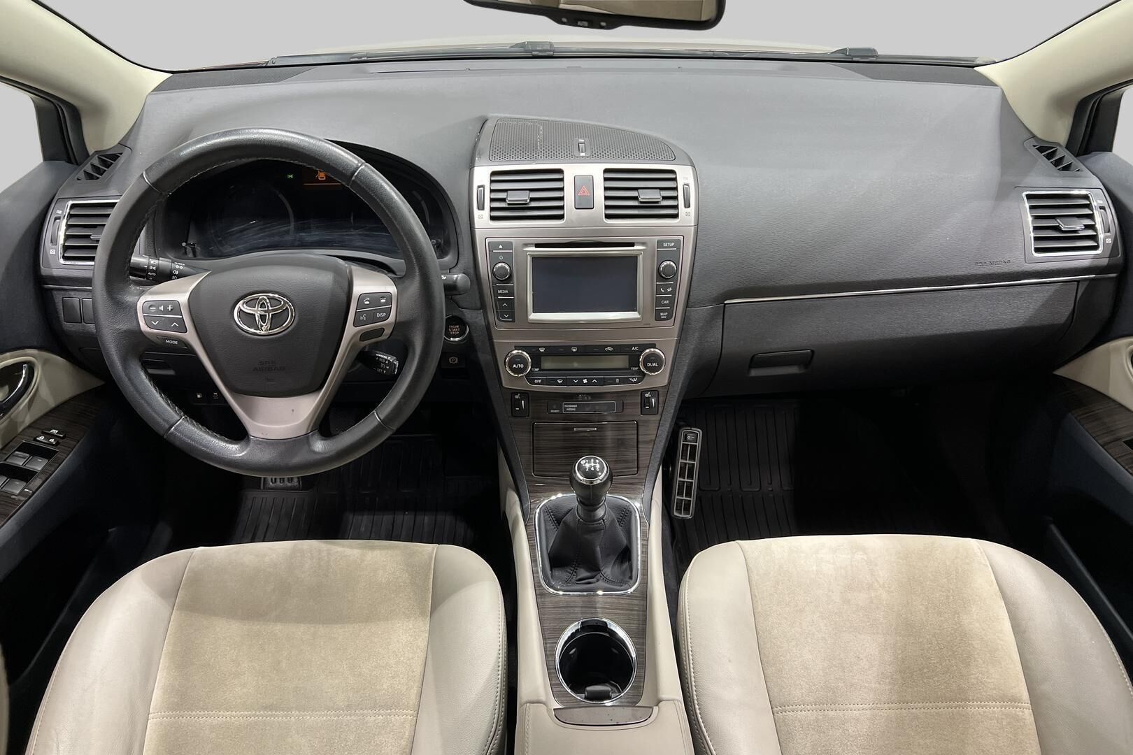 Toyota Avensis iso kuva 9