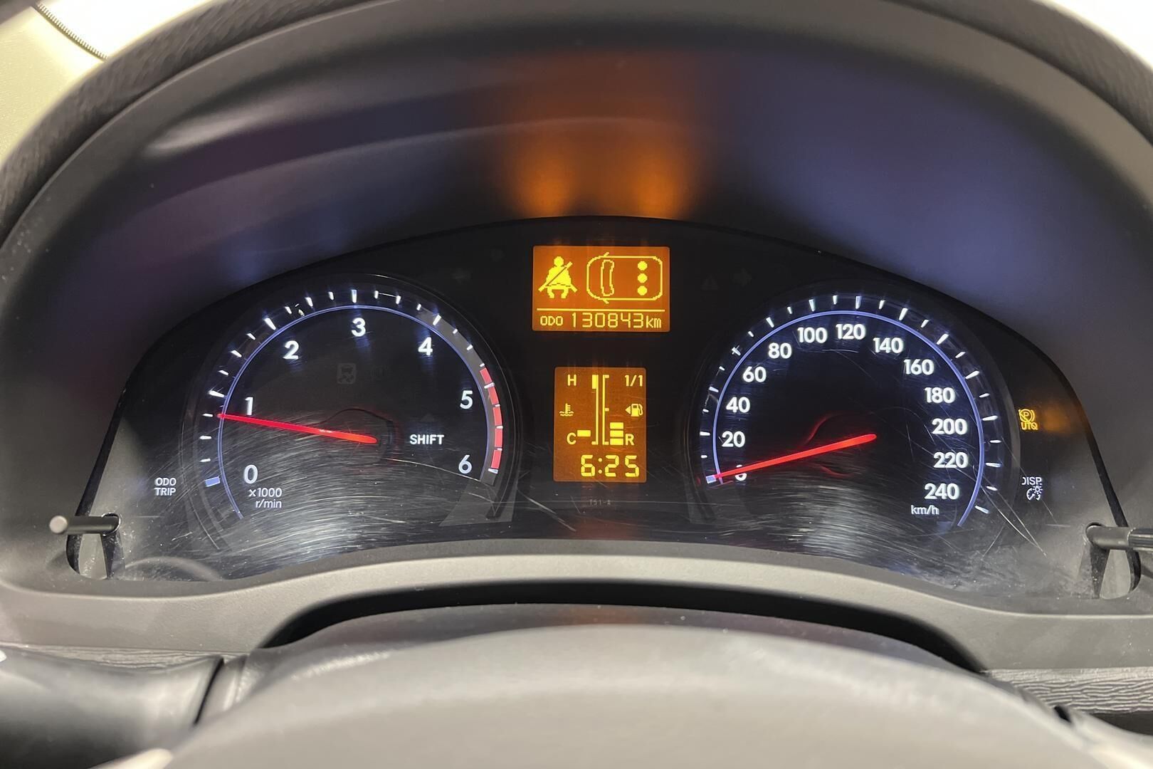 Toyota Avensis iso kuva 12