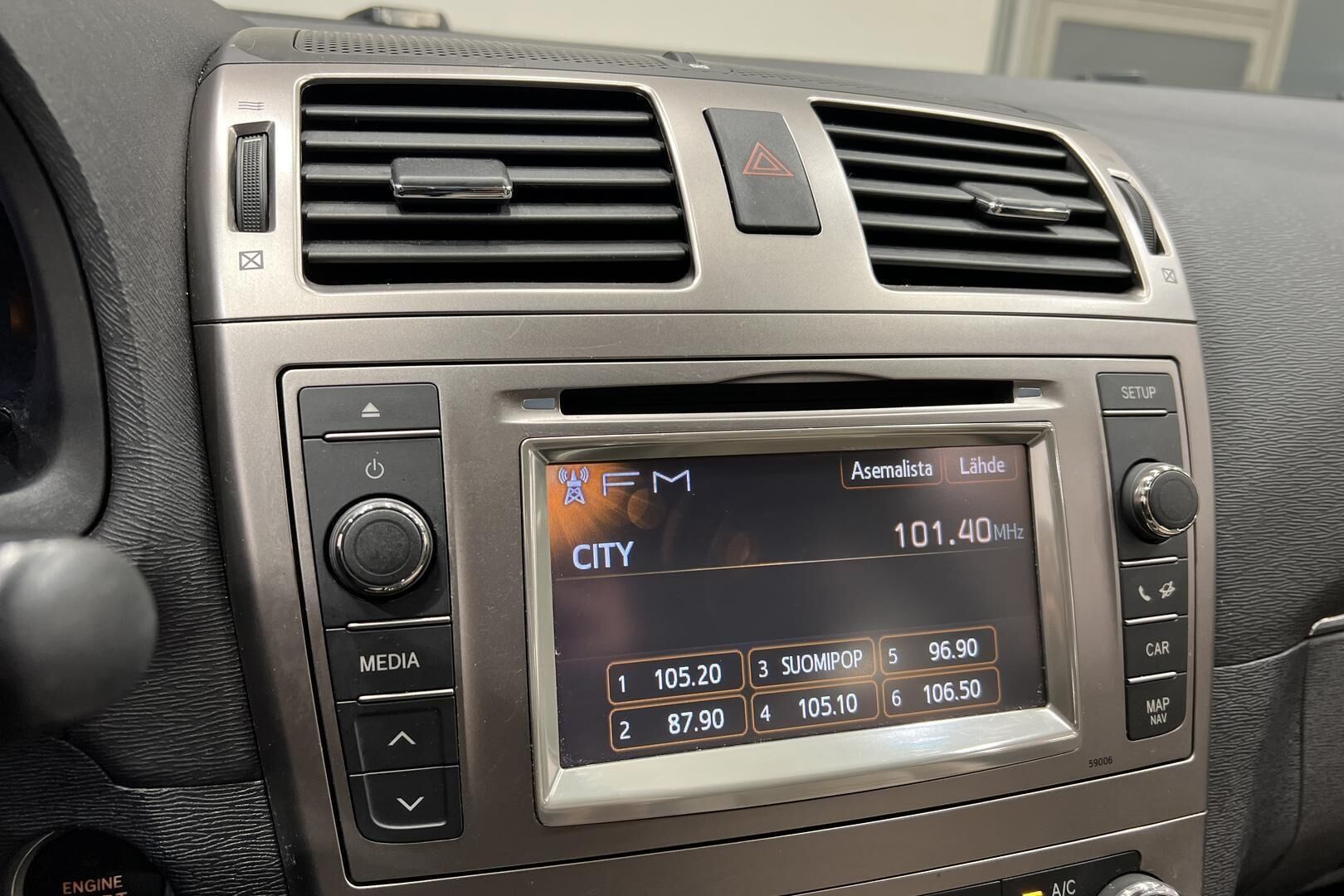 Toyota Avensis iso kuva 13