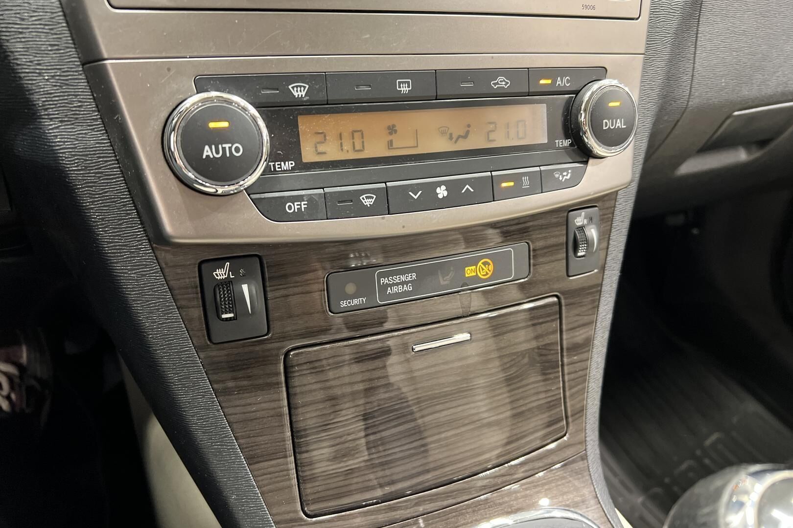 Toyota Avensis iso kuva 15