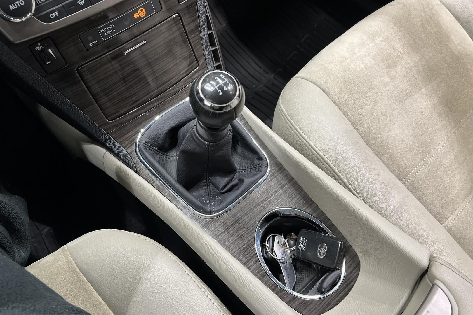 Toyota Avensis iso kuva 16