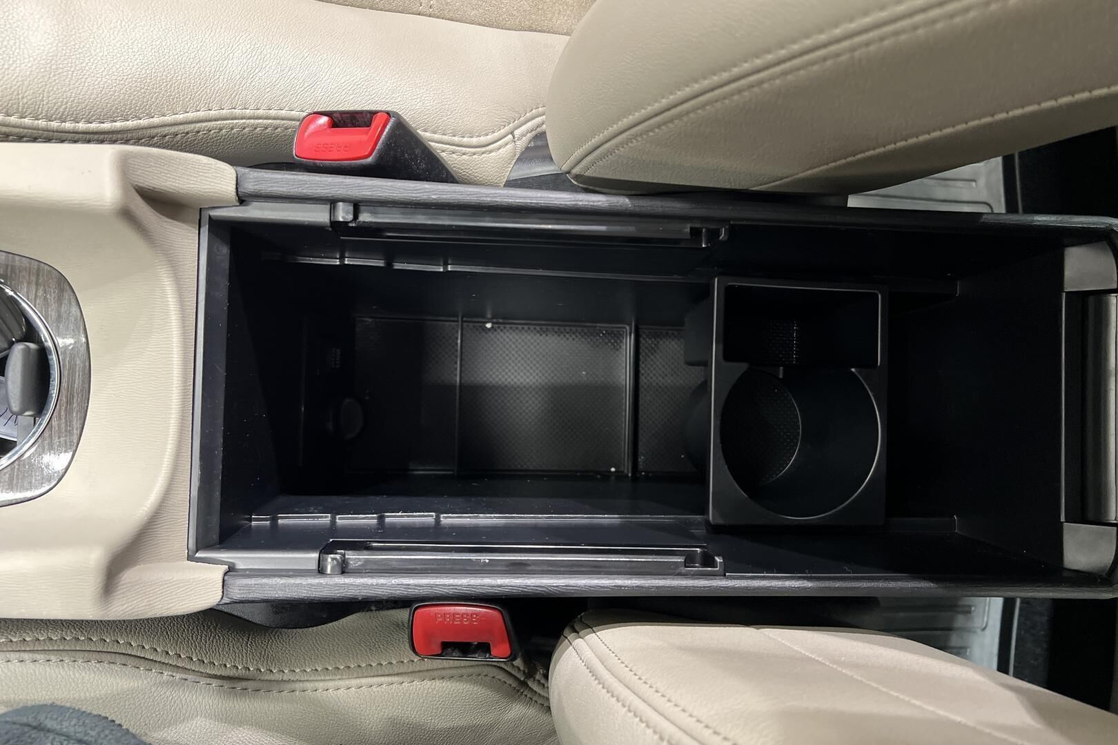 Toyota Avensis iso kuva 17