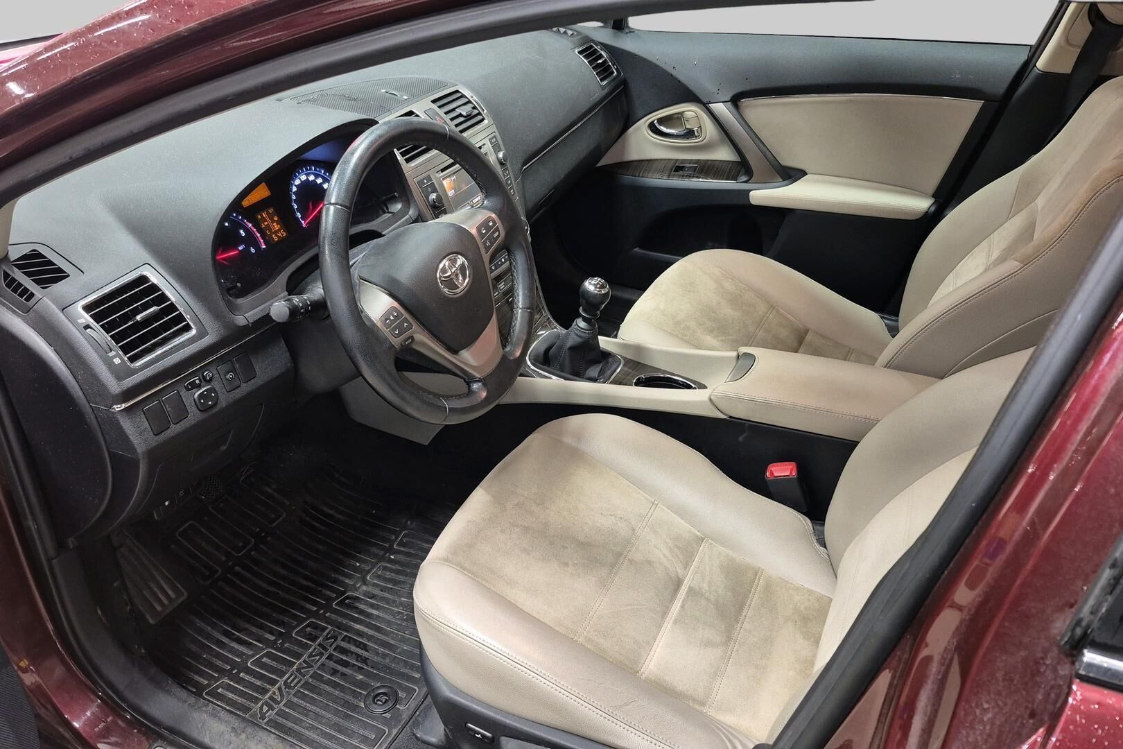 Toyota Avensis iso kuva 2