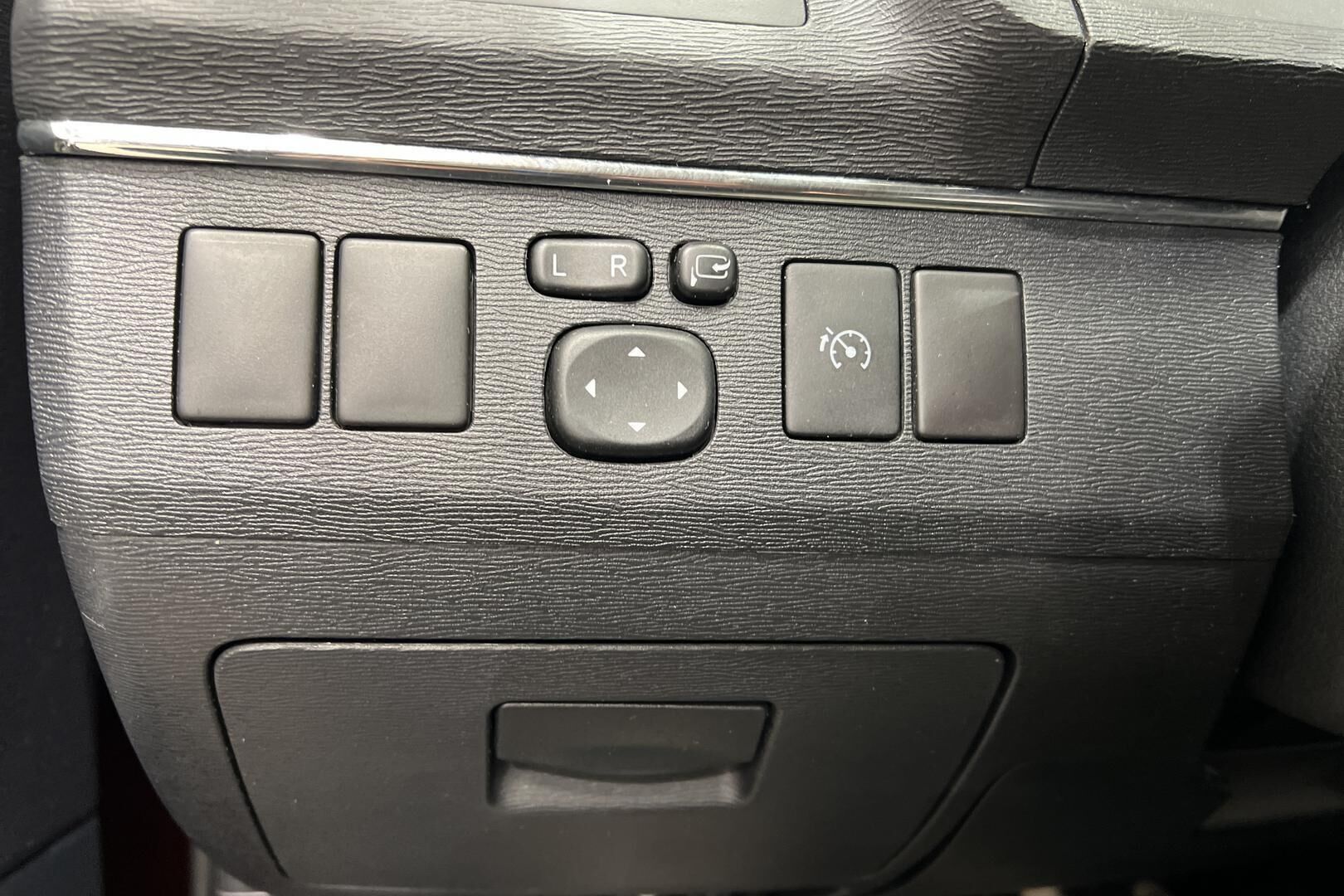 Toyota Avensis iso kuva 19