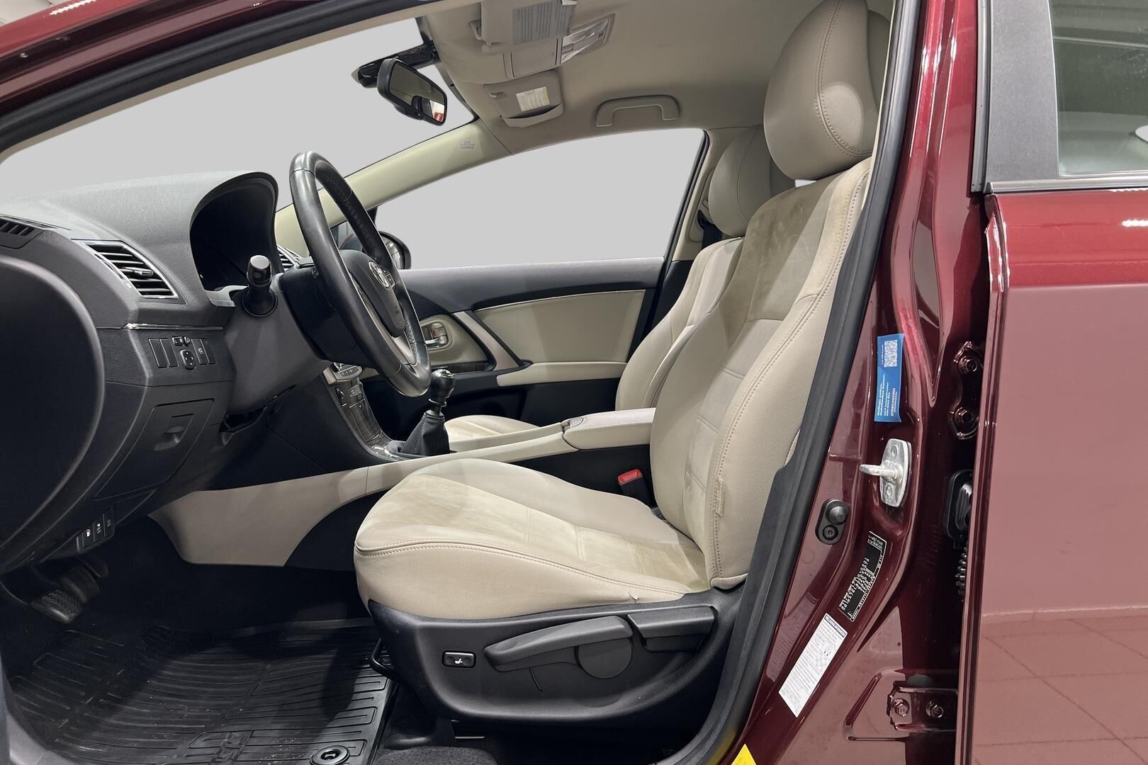 Toyota Avensis iso kuva 7