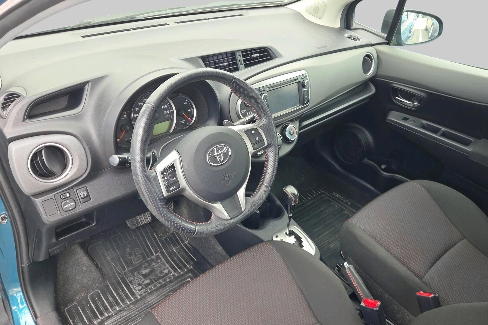 Toyota Yaris iso kuva 2