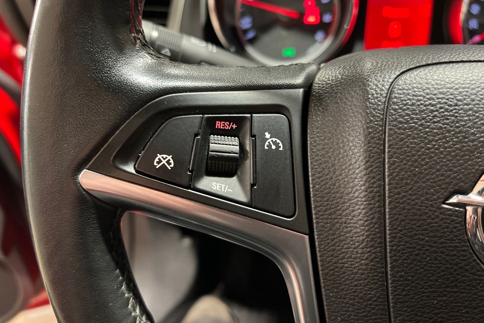 Opel Astra iso kuva 14