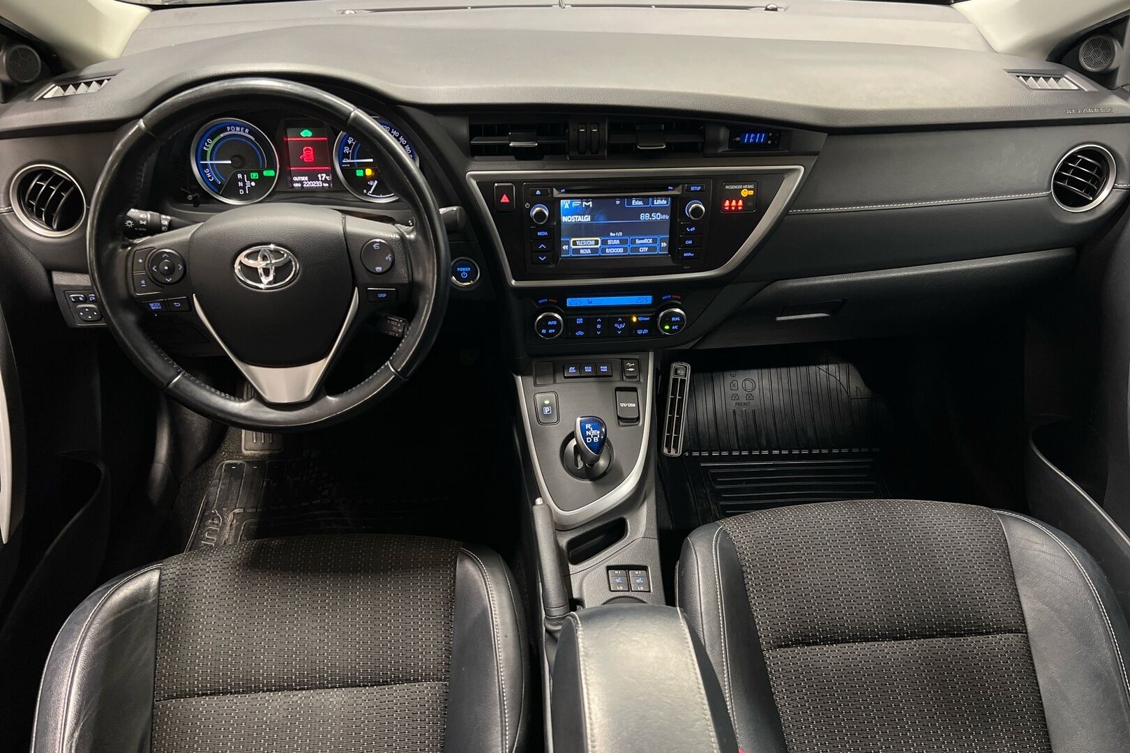 Toyota Auris iso kuva 10