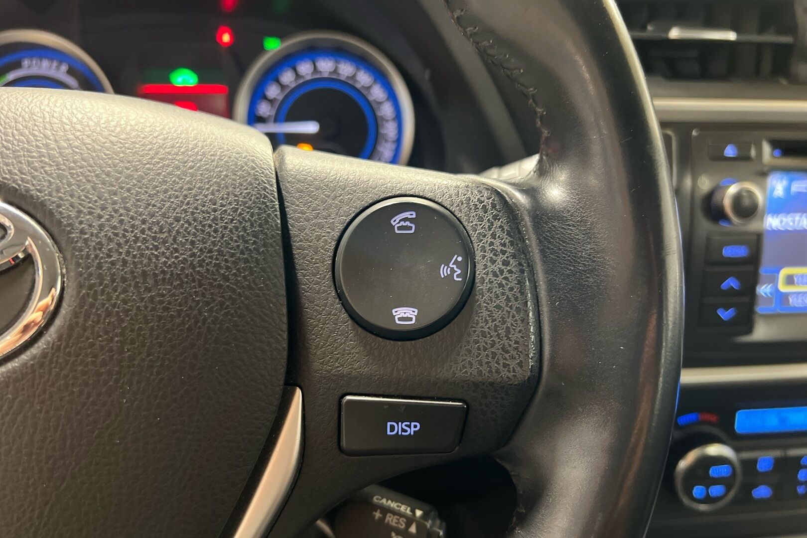 Toyota Auris iso kuva 13