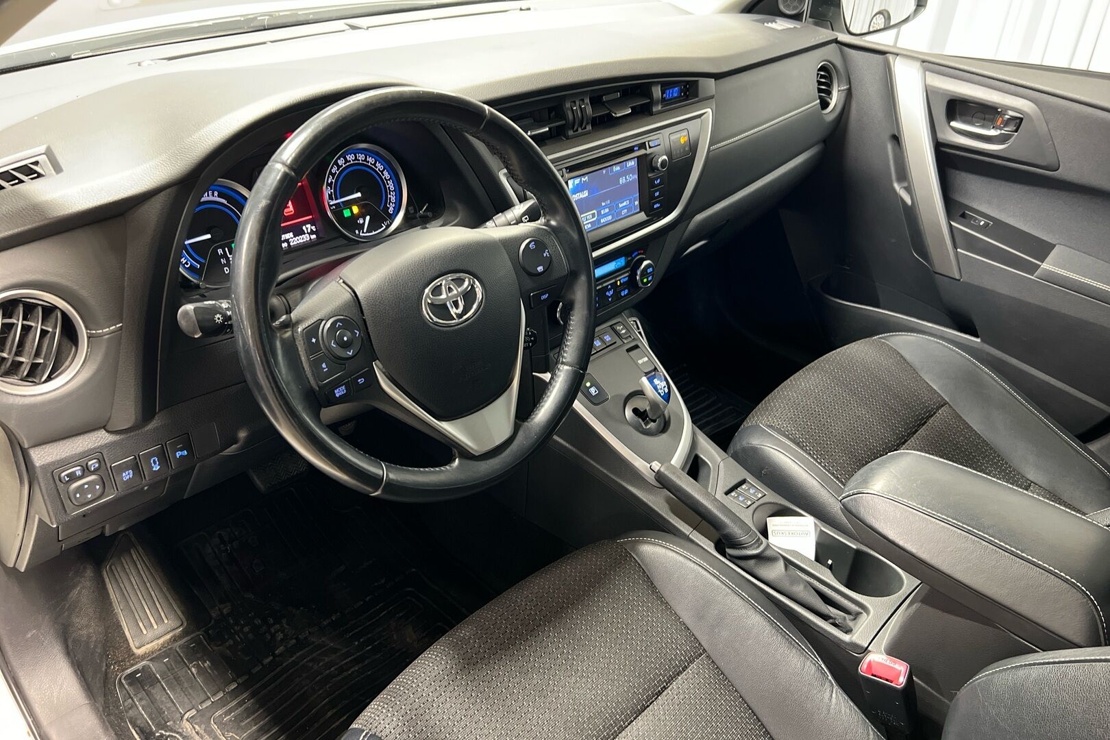 Toyota Auris iso kuva 6