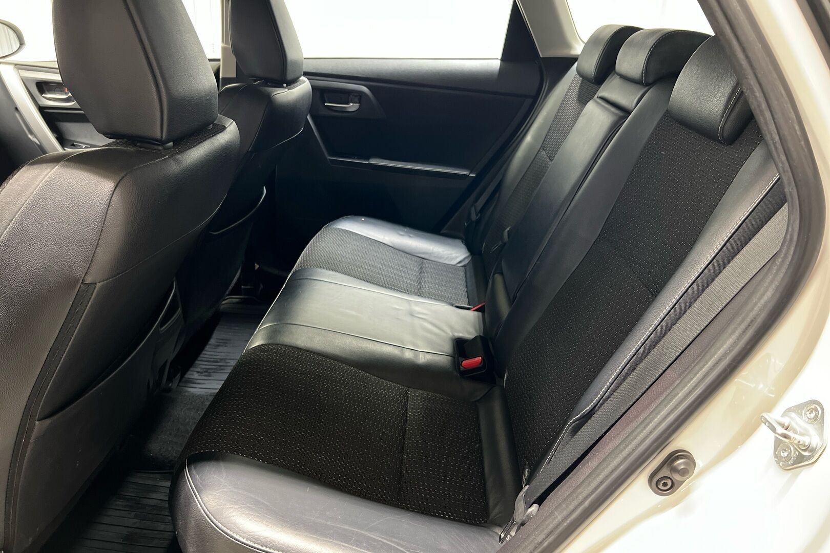 Toyota Auris iso kuva 8