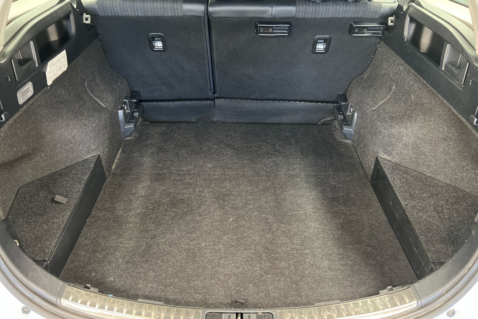 Toyota Auris iso kuva 9